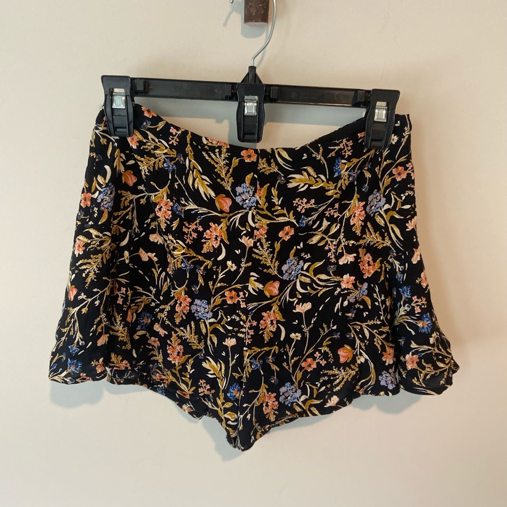 Kimchi Blue floral high waisted shorts M